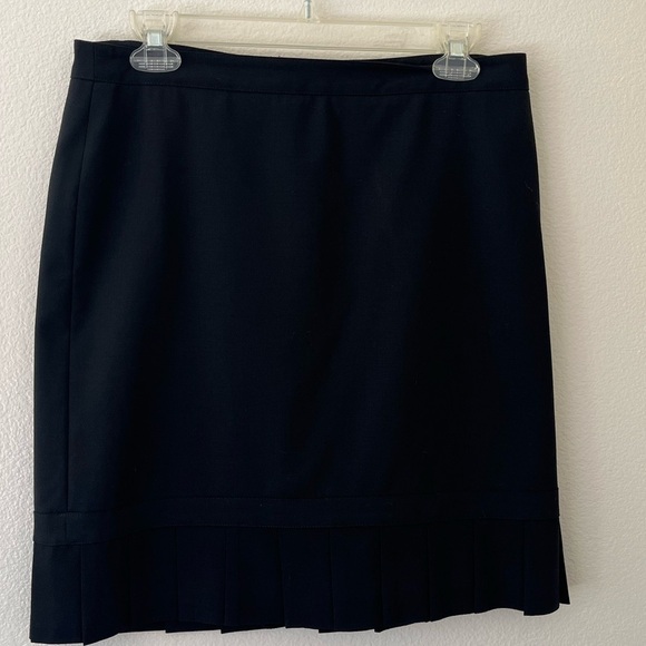 Express Black Skirt With Pleated Bottom Lined Zip Back Size 6 - Picture 1 of 5